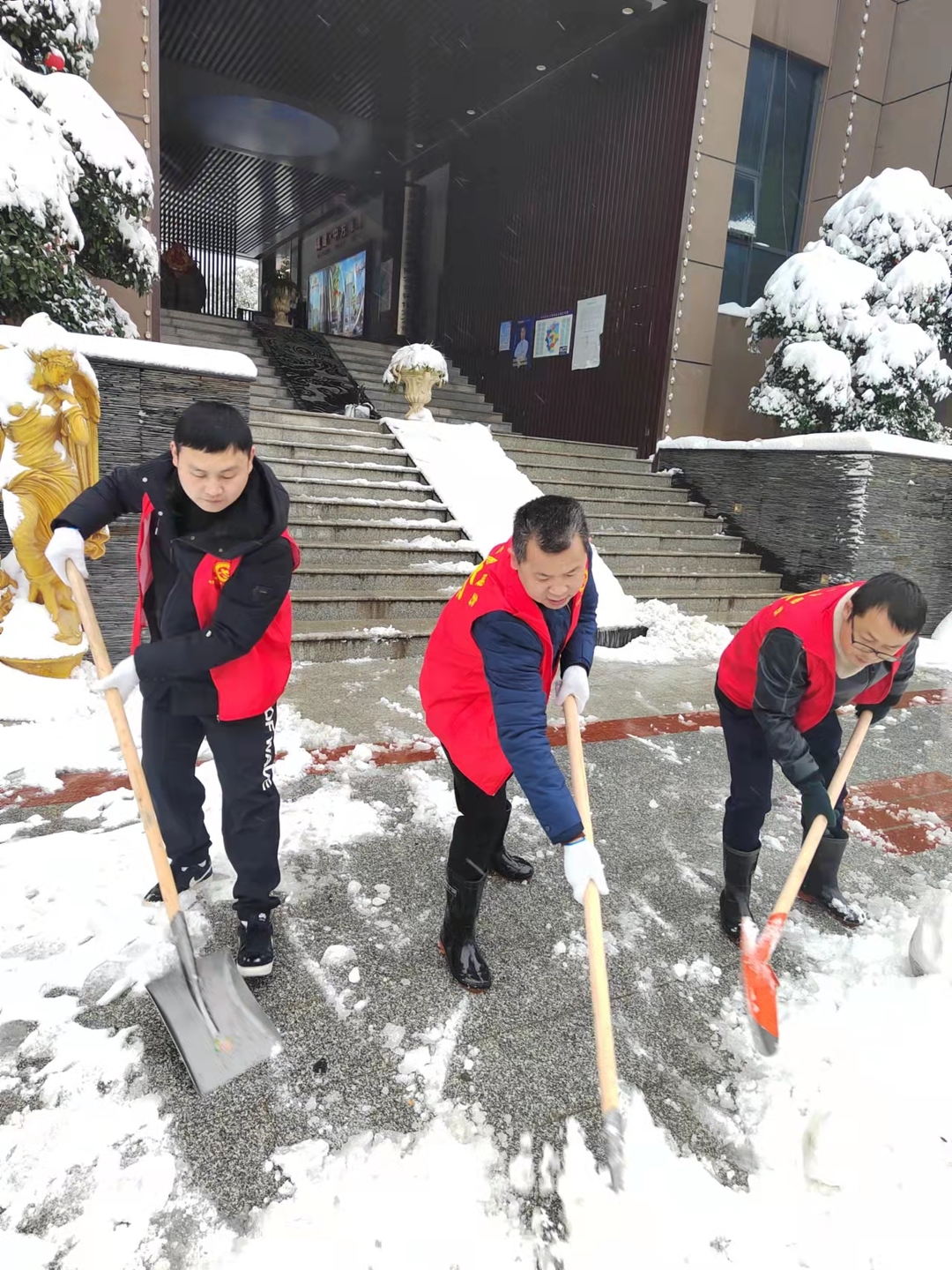 县委统战部积极开展铲雪清扫志愿活动