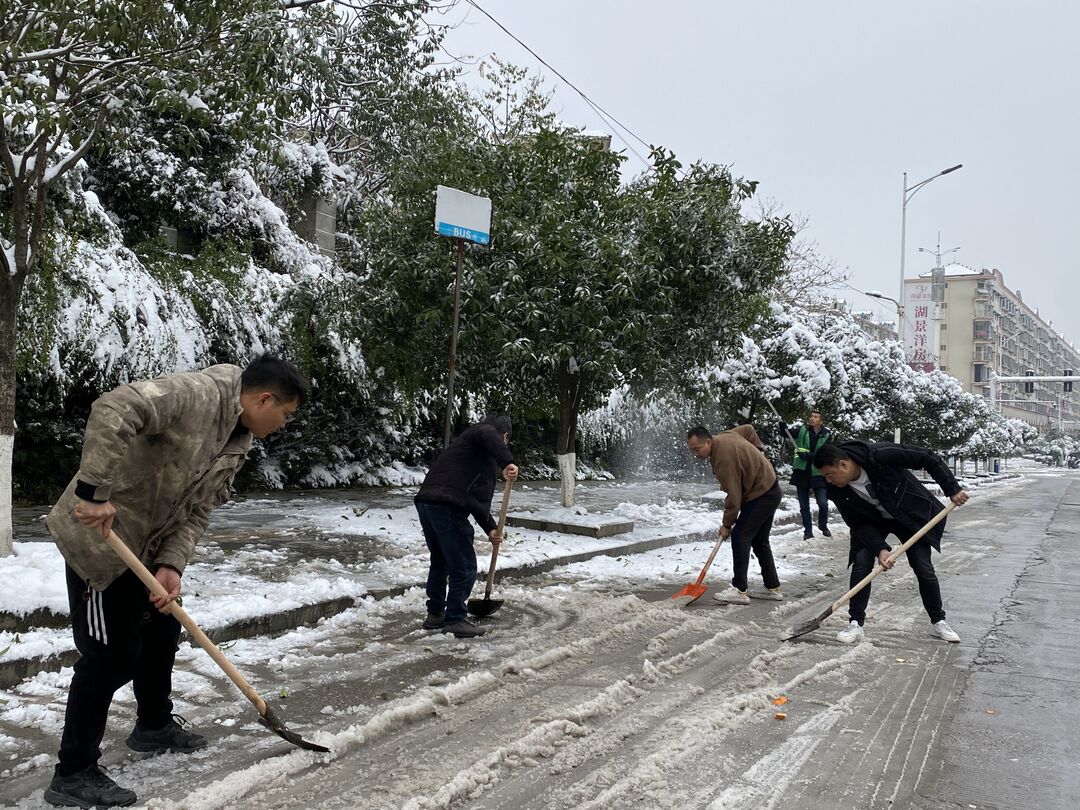 中方公交职工：奋战冰雪天气 全力保障市民安全出行