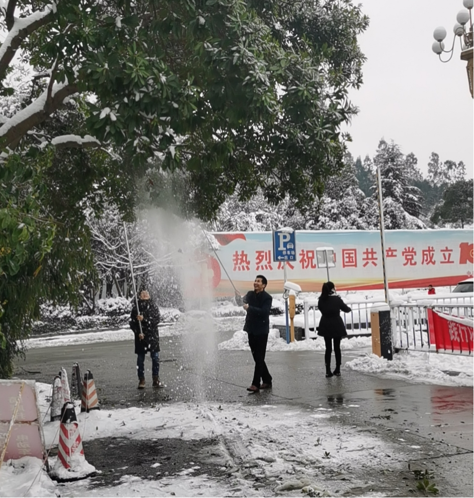 县委办：扫雪除冰保畅通，党日活动暖人心