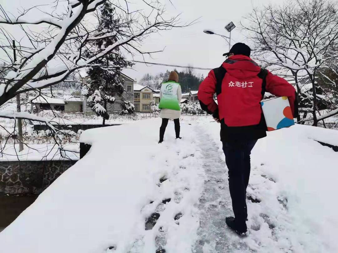 文明中方丨社工冒雪为老人送温暖