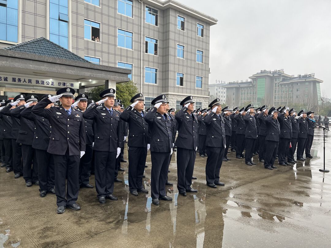 致敬警察节|中方公安：升警旗、唱警歌、重温入警誓词