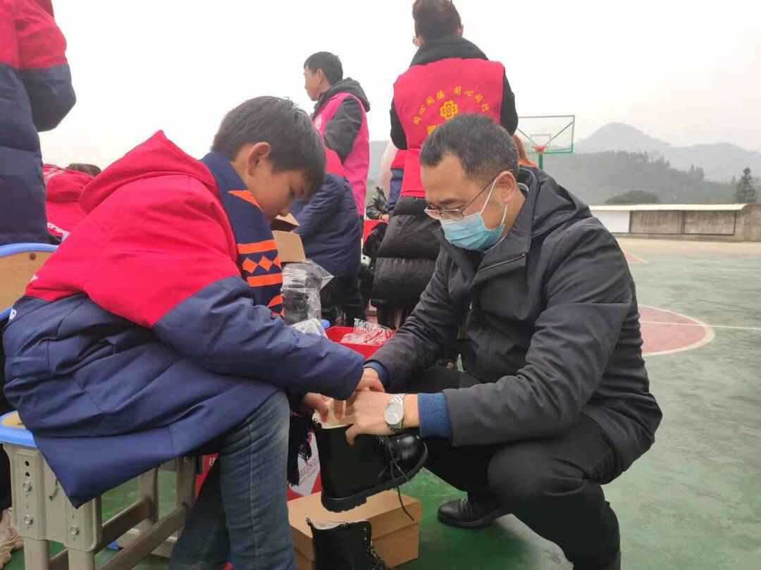 市志愿者协会携手暖流计划公益基金在中方开展捐赠活动
