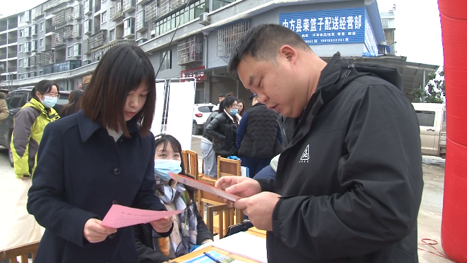 中方： “春风行动”刮起回乡就业风