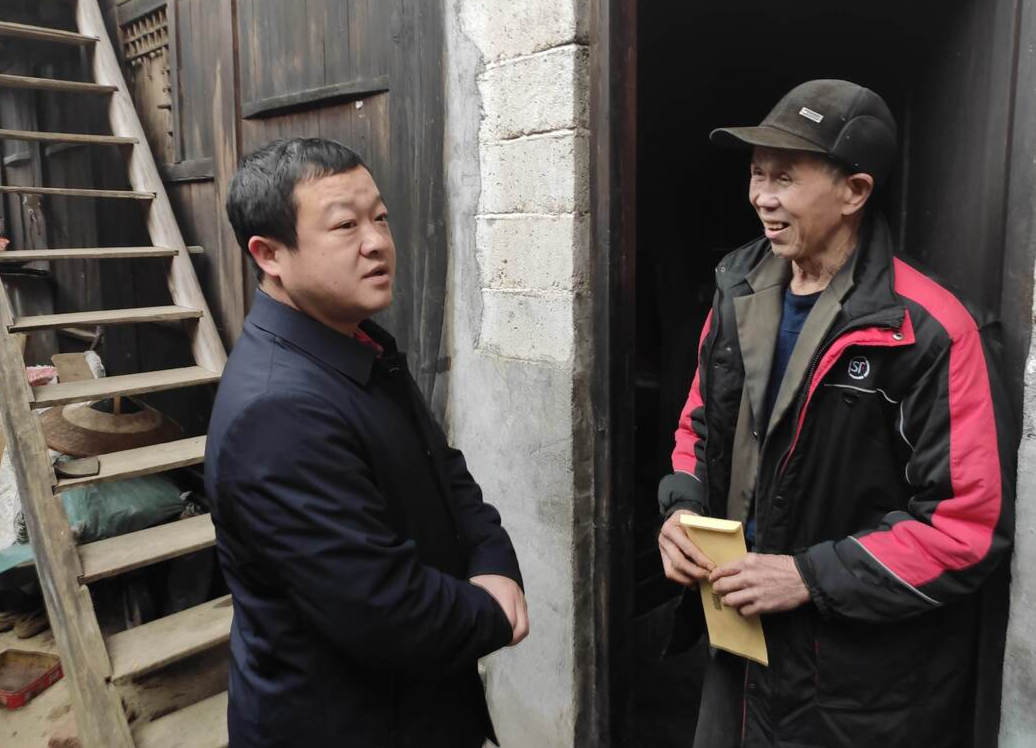 肖卫走访慰问困难群众