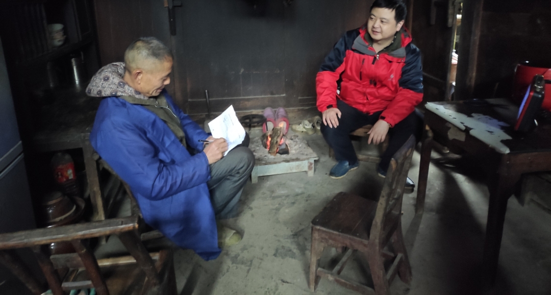 新春走基层|县融媒体中心联合城投公司到新路河镇开展节前走访慰问