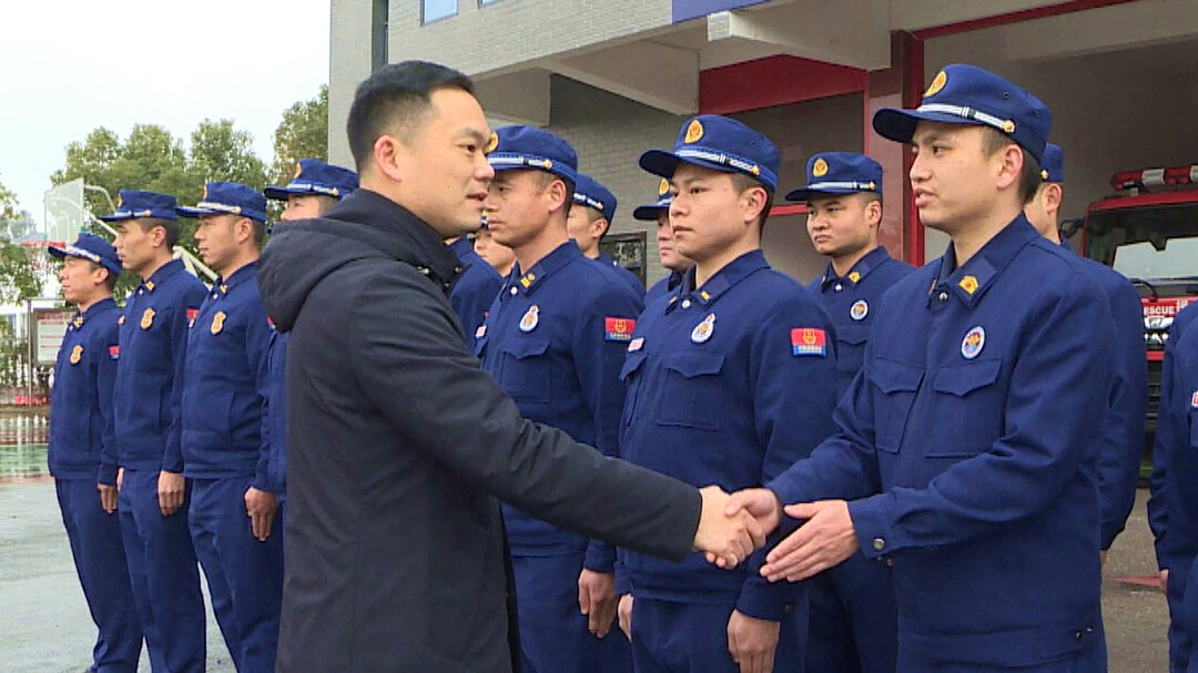 胡杰春节前走访慰问驻地部队官兵