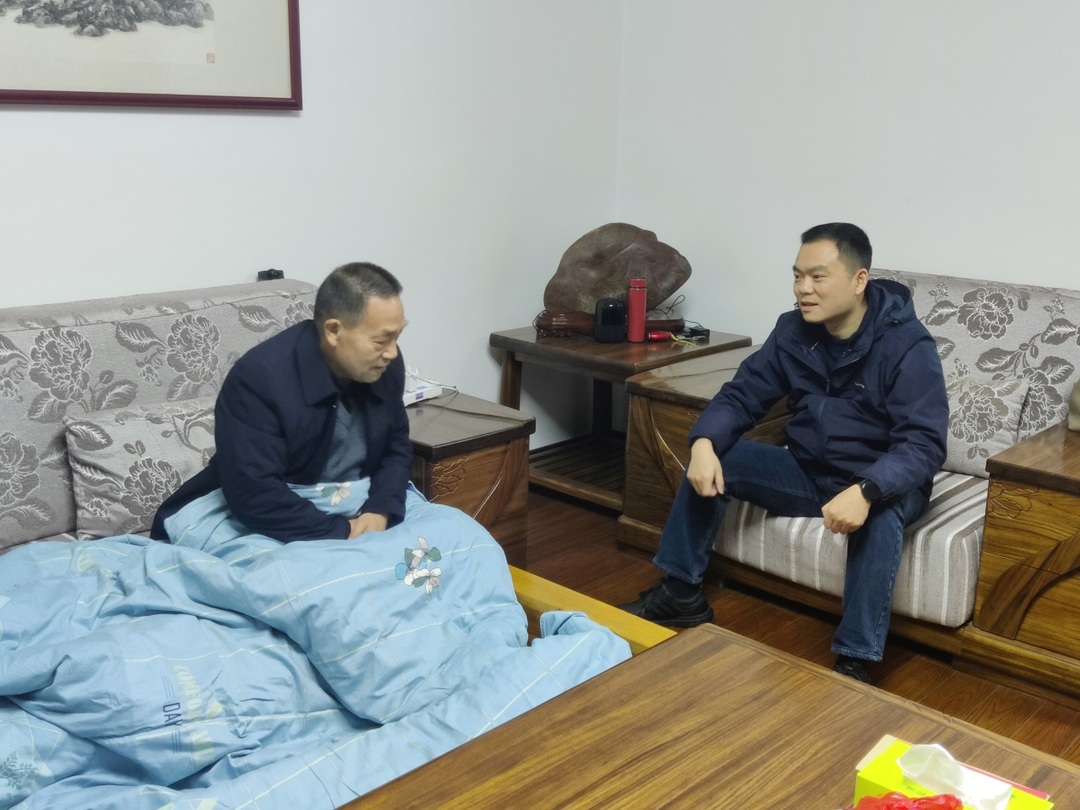 胡杰春节前夕走访慰问离退休老干部