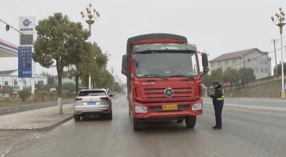 冰雪新春在一线｜中方多部门坚守岗位 护辖区秩序 保道路平安