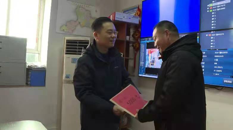 胡杰春节走访慰问坚守一线干部群众