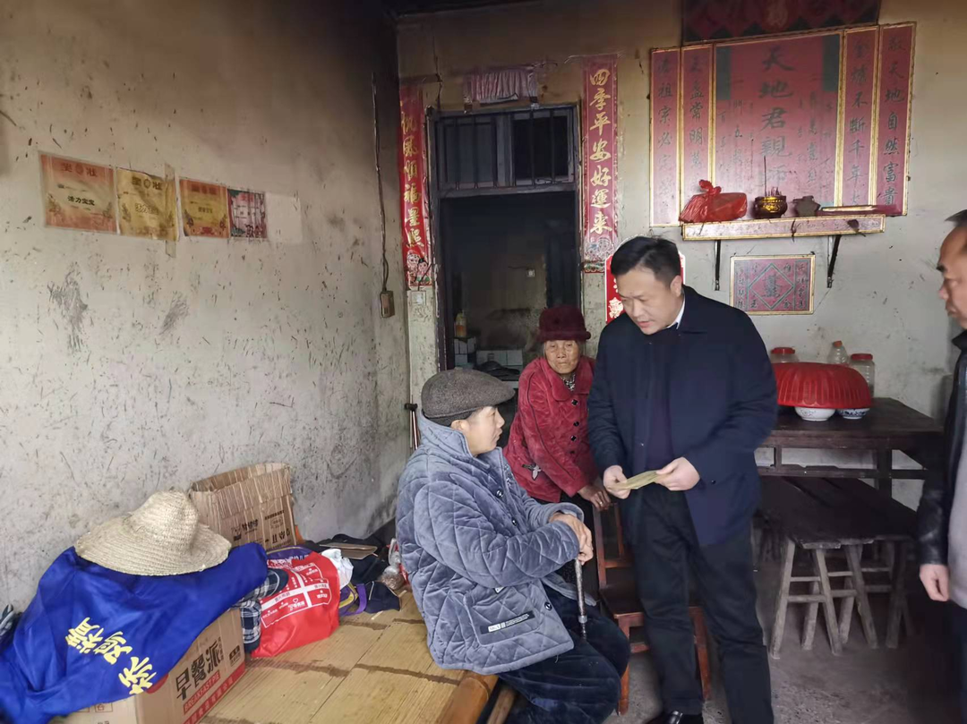 陈操到泸阳镇走访慰问困难群众