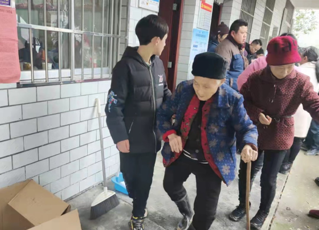 中方镇：暖心志愿服务  助力疫苗接种