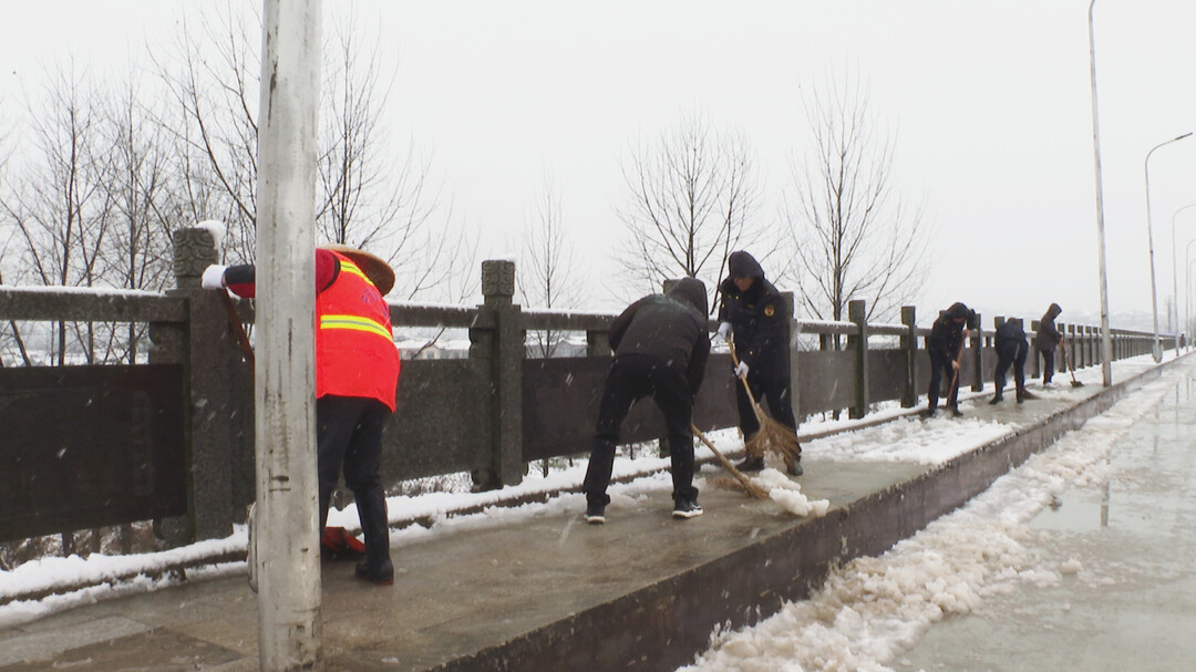 县城管执法局：以雪为令 清雪保畅