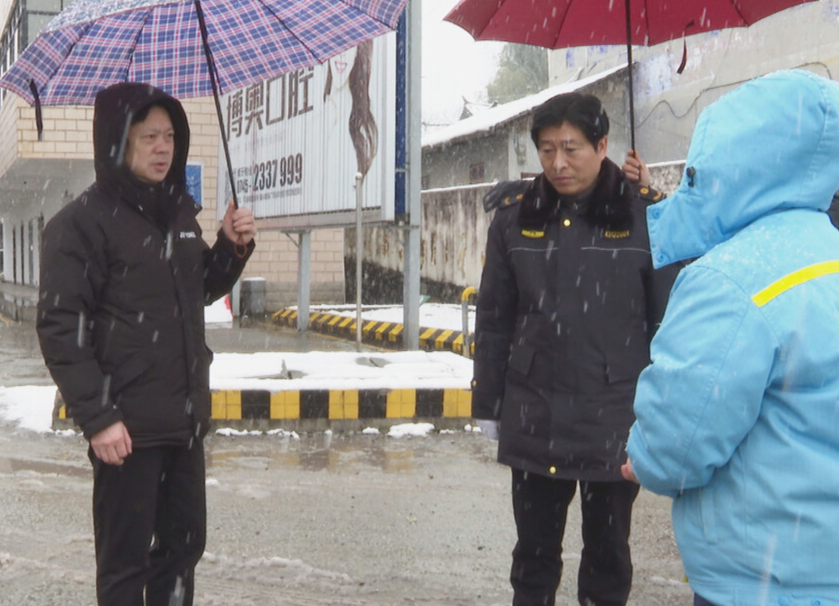 县领导现场督导除雪保畅工作