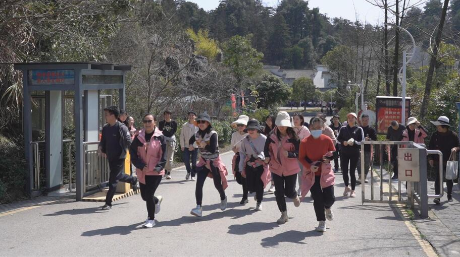 中方县融媒体中心举行庆“三八”登山暨“廉政机关”知识抢答活动