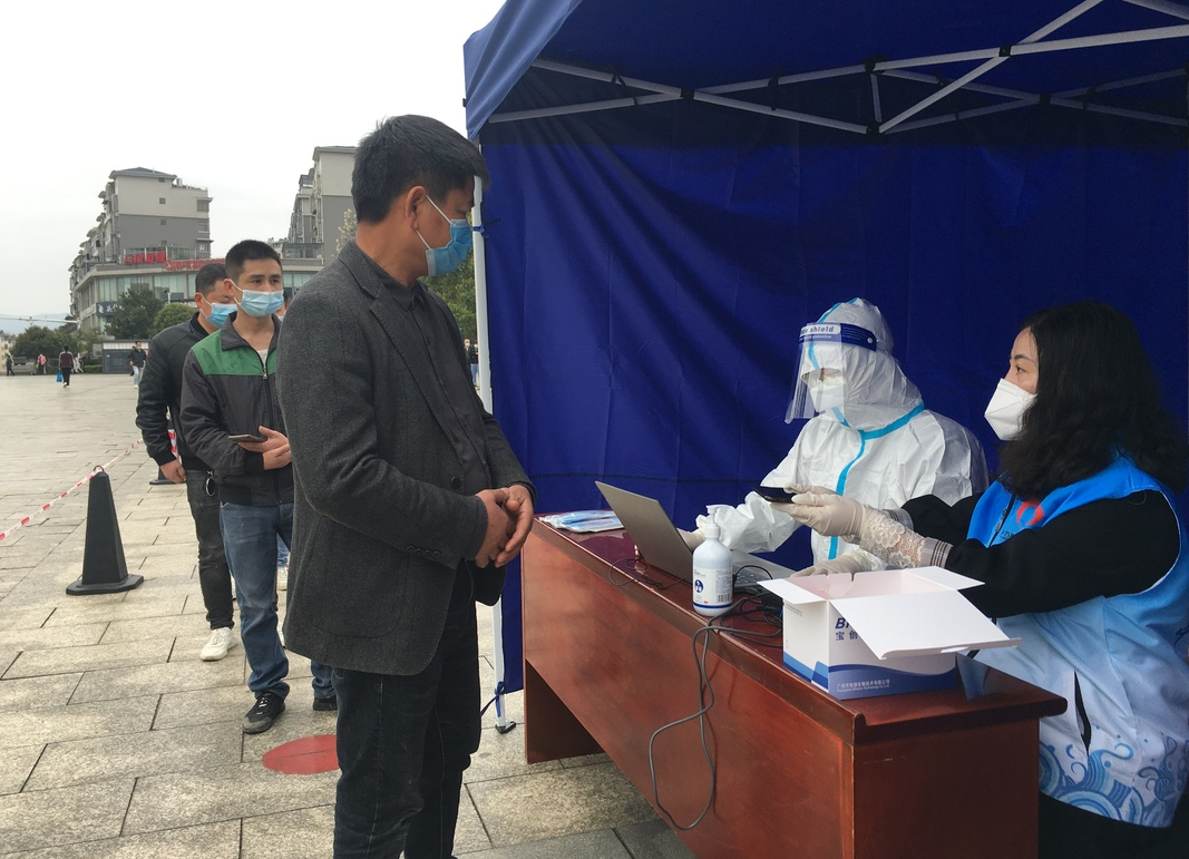 中方县对重点人群进行集中核酸检测