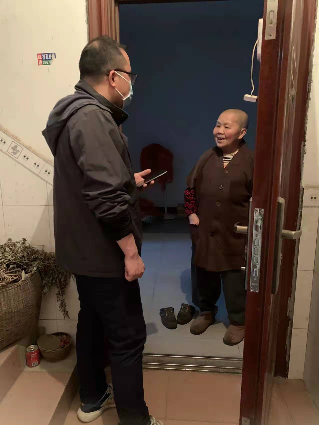 县纪委监委党员干部下沉一线战疫情