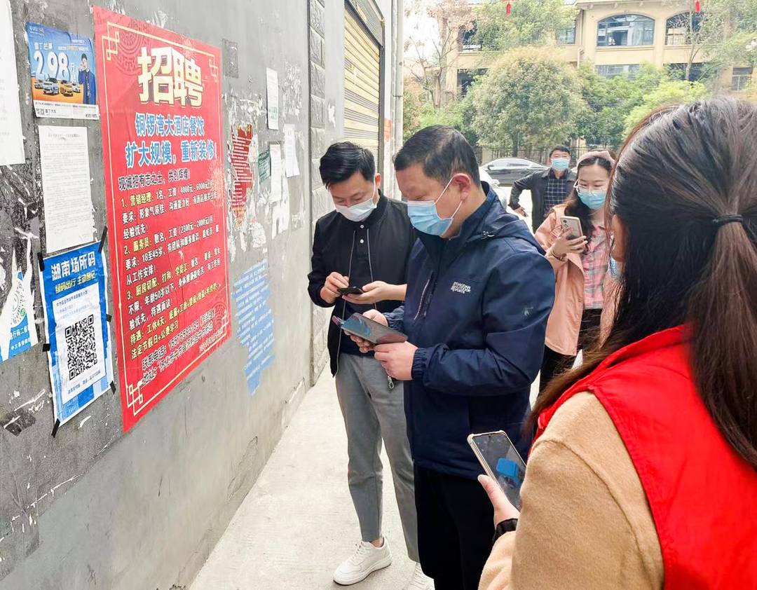 中方：党徽在“疫”线熠熠生辉  党旗在“疫”线高高飘扬
