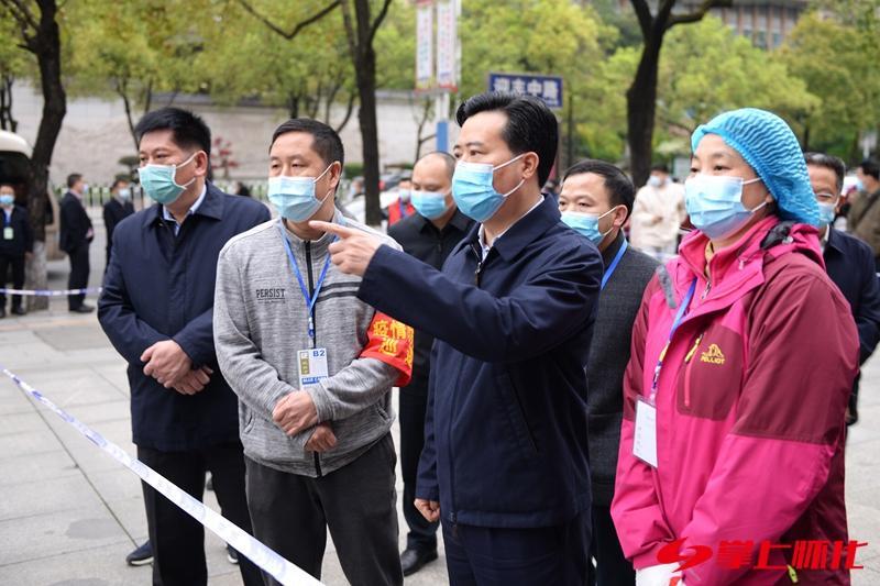 黎春秋在现场调度主城区第二轮全员核酸检测工作时强调 开展敲门行动确保不漏一户一人 让党员冲在最前线党旗插在最高处