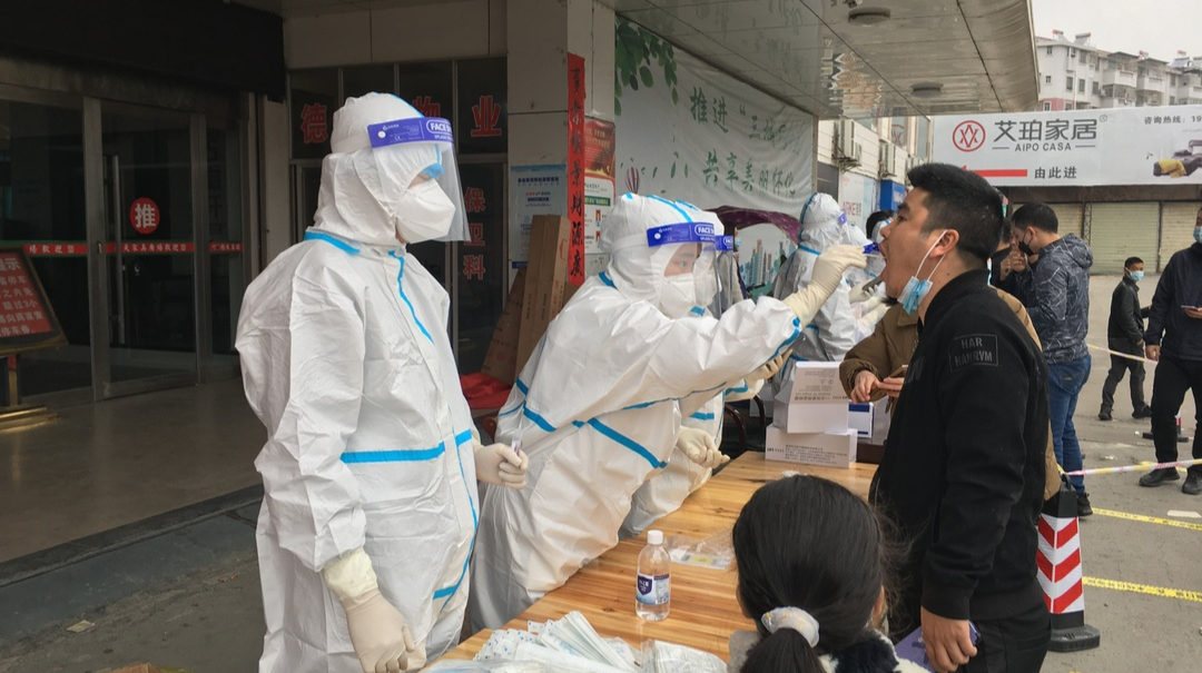 视频|中方：44名白衣天使鹤城采样点上展风采