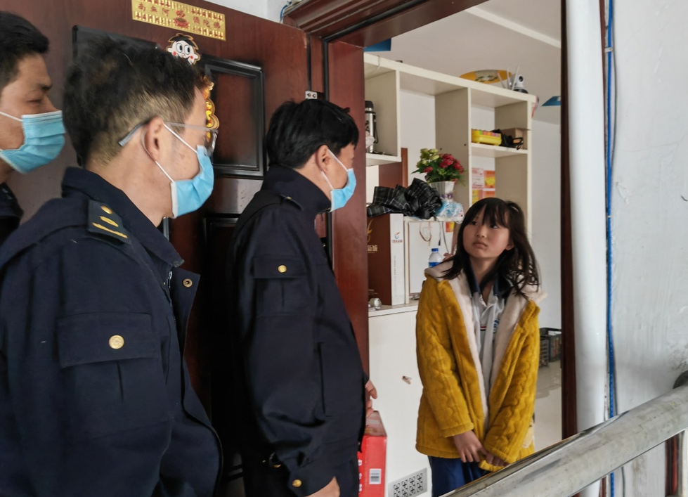 中方：父母封控中 党员干部为9岁孩子“敲门”送温暖