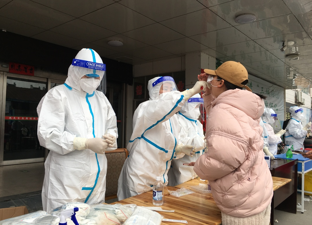 中方：44名白衣天使鹤城采样点上展风采