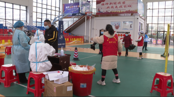 “红马甲”在行动：中方志愿者们坚守疫情第一线