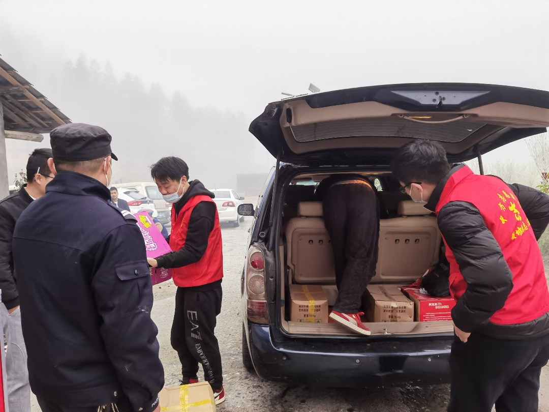 爱心捐赠 情满铁坡