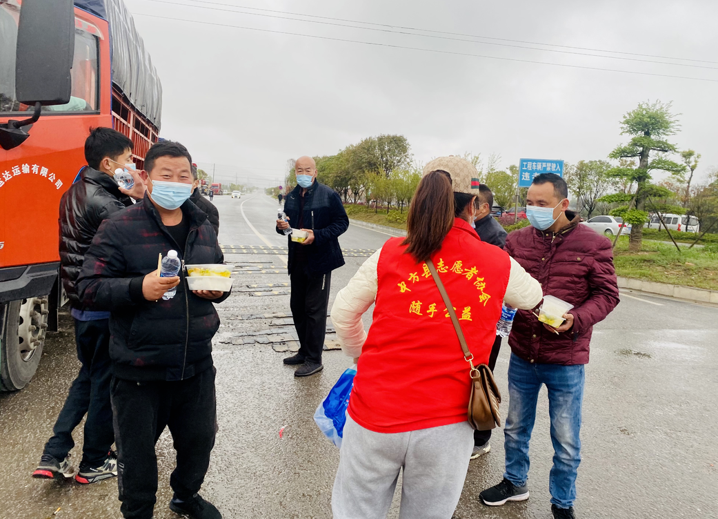 中方青年志愿者爱心接力 为滞留车辆司机送“暖心餐”
