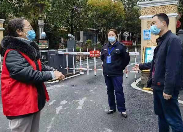 胡杰深入城区部分卡点及小区督导检查疫情防控工作
