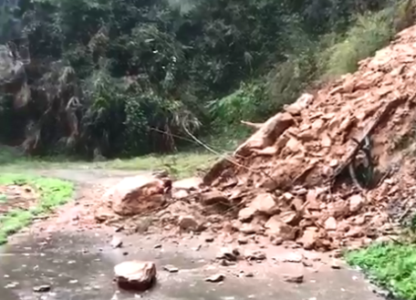 蒿吉坪瑶族乡：清理道路塌方 确保群众安全出行