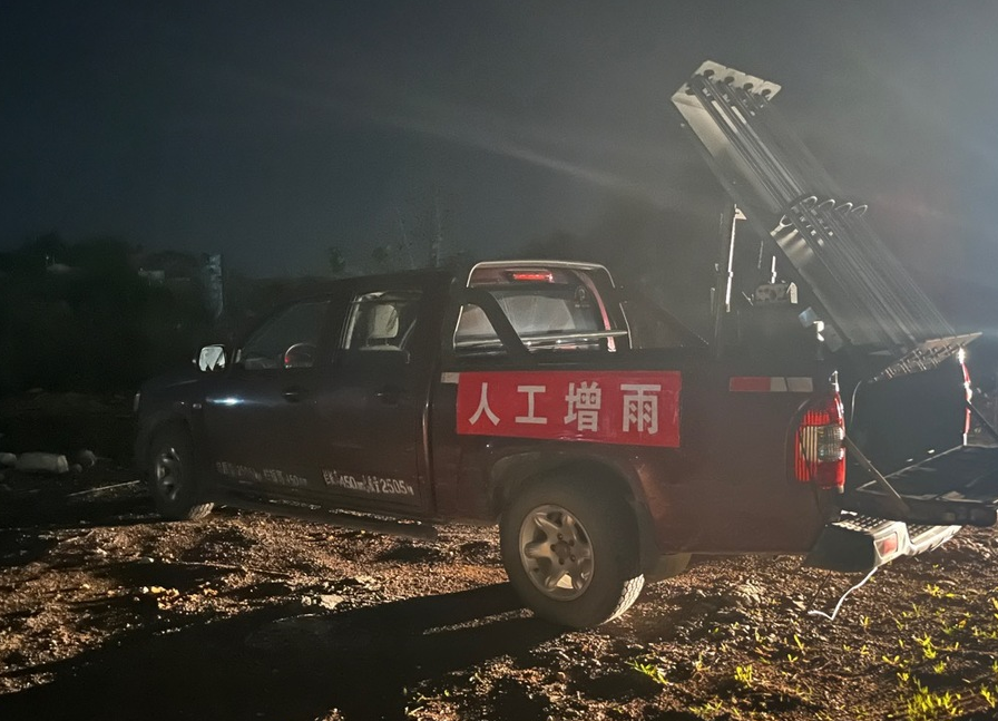 县气象局进行人工增雨作业