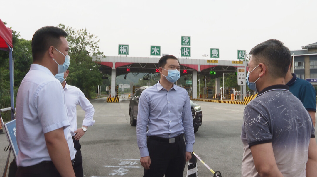 胡杰督查暗访高速公路出入口疫情防控工作