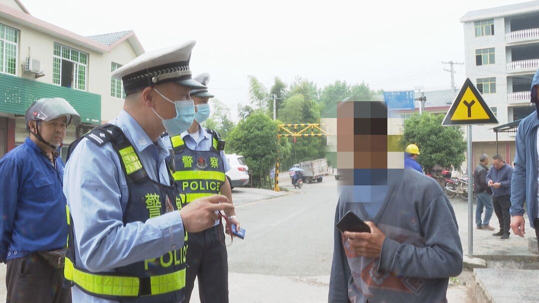【以案释法】  中方：摩托车违法上路 驾驶员涉多项违法