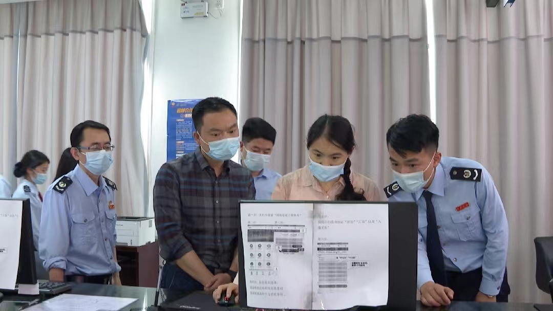 胡杰深入县政务服务中心开展“走流程、解难题、优服务”活动