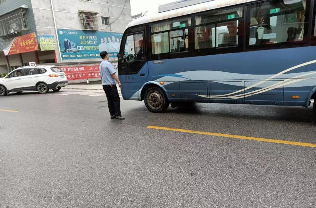 袁家镇：“赶集日”开展道路交通顽瘴痼疾专项整治行动
