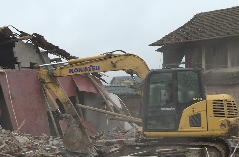 中方：铁腕整治！冒雨拆除“两违”建筑600余平方米