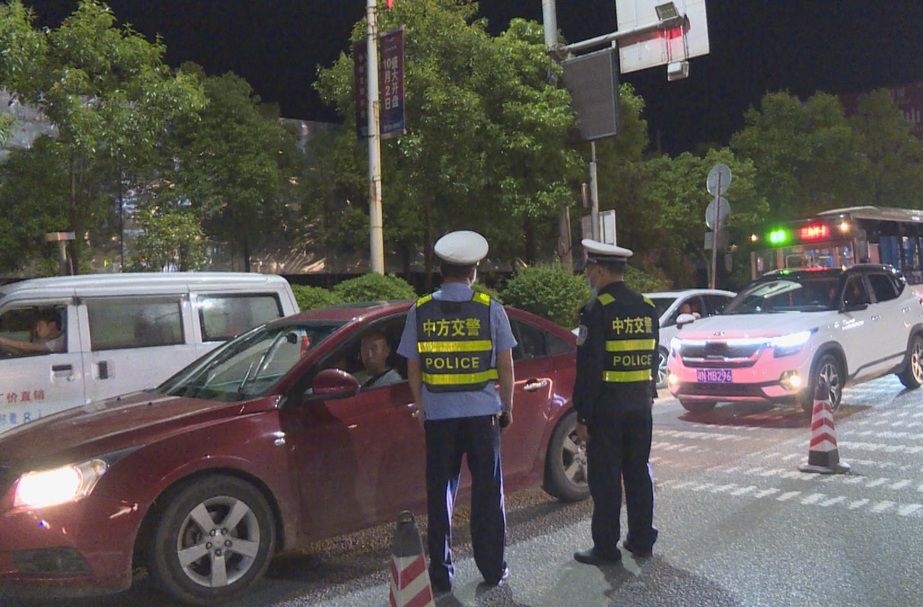 中方：交警支队开展异地用警 交叉执法夜查酒驾统一行动