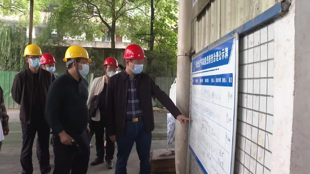 胡杰到泸阳镇督导交通安全、企业安全生产等工作