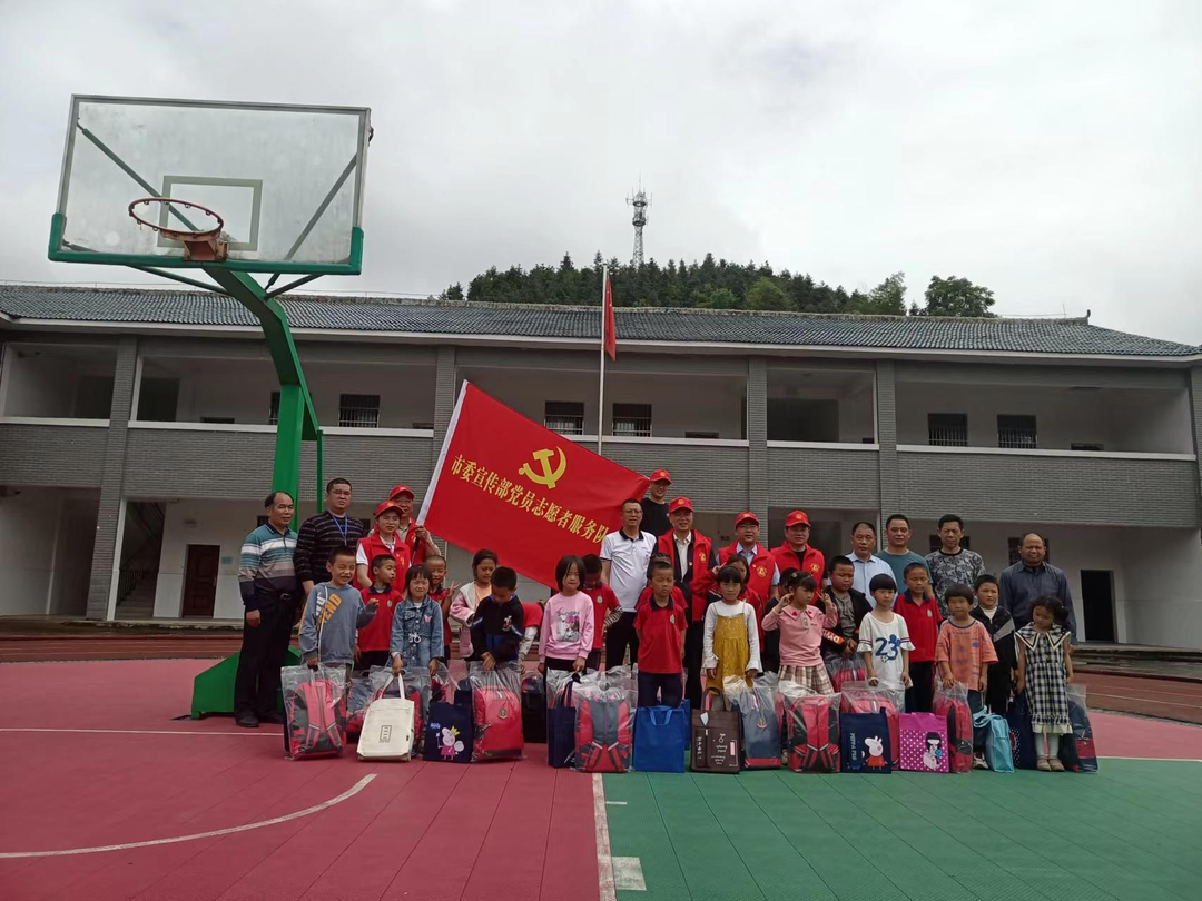 市委宣传部及志愿者协会赴铁坡镇江坪村教学点开展安全教育及捐赠活动