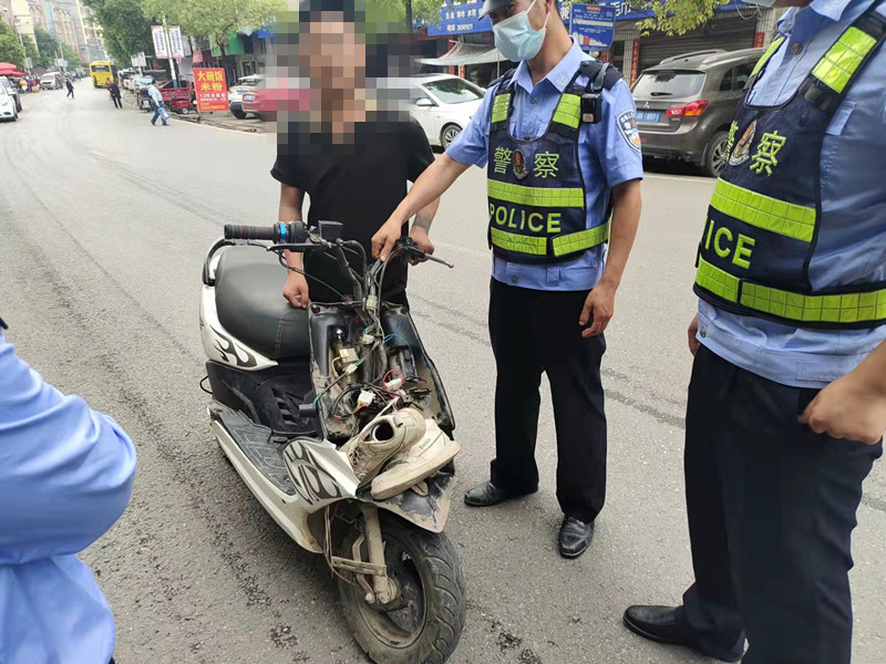 中方：险上加险！未成年不戴头盔无证驾驶报废摩托车上路被查获