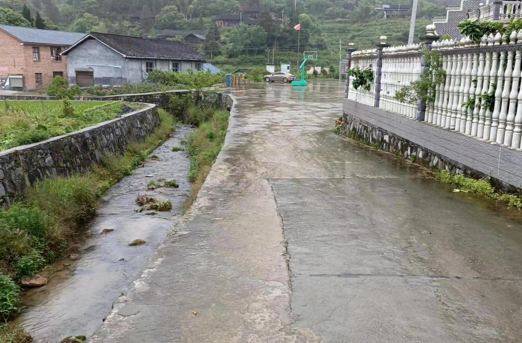 铁坡镇：坚持党建引领 推进农村人居环境整治