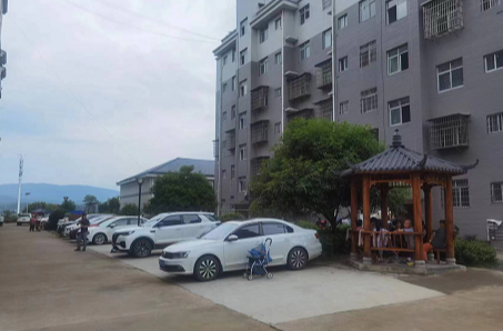 中方县易地搬迁集中安置点：逐步在变化的幸福小区