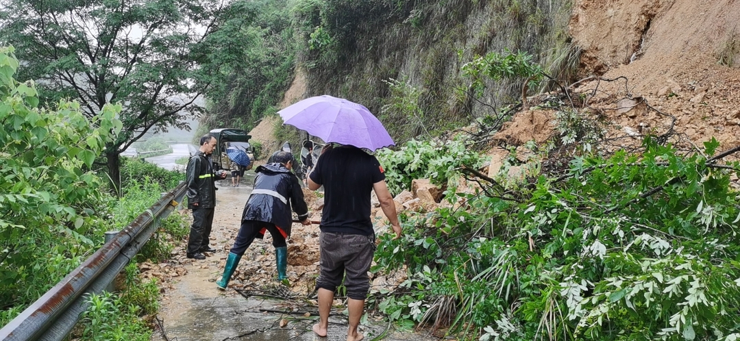 迎战强降雨 合力保安澜|袁家镇：强降雨致道路塌方 紧急清理保畅通