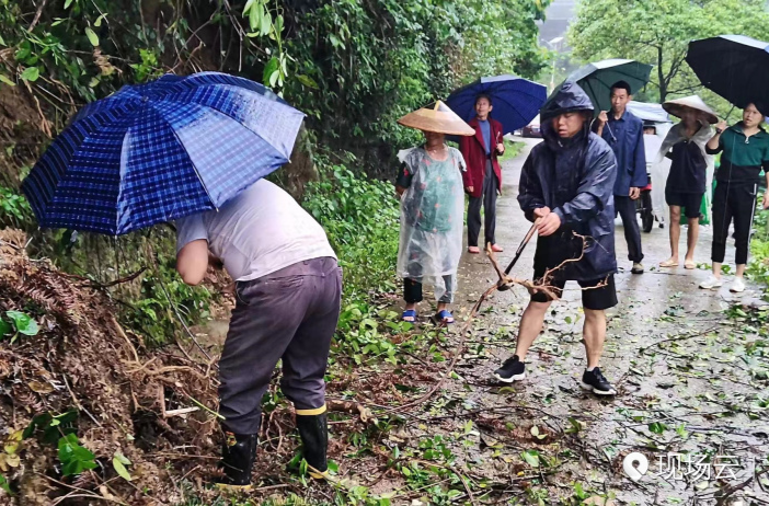 迎战强降雨 合力保安澜|澄渡江村：强降雨致道路塌方 干群齐心保畅通
