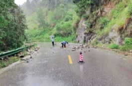 迎战强降雨 合力保安澜|中方：路面塌方 多部门联合护路保畅