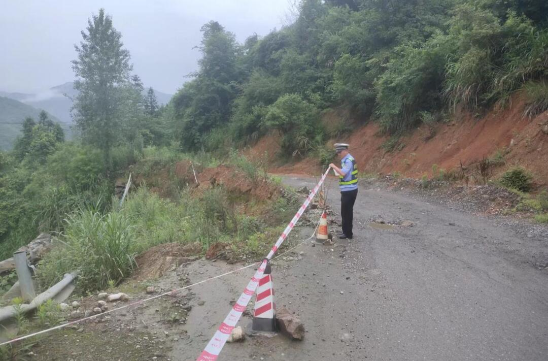 迎战强降雨 合力保安澜|中方交警加强雨天路面巡查 除隐患保安全
