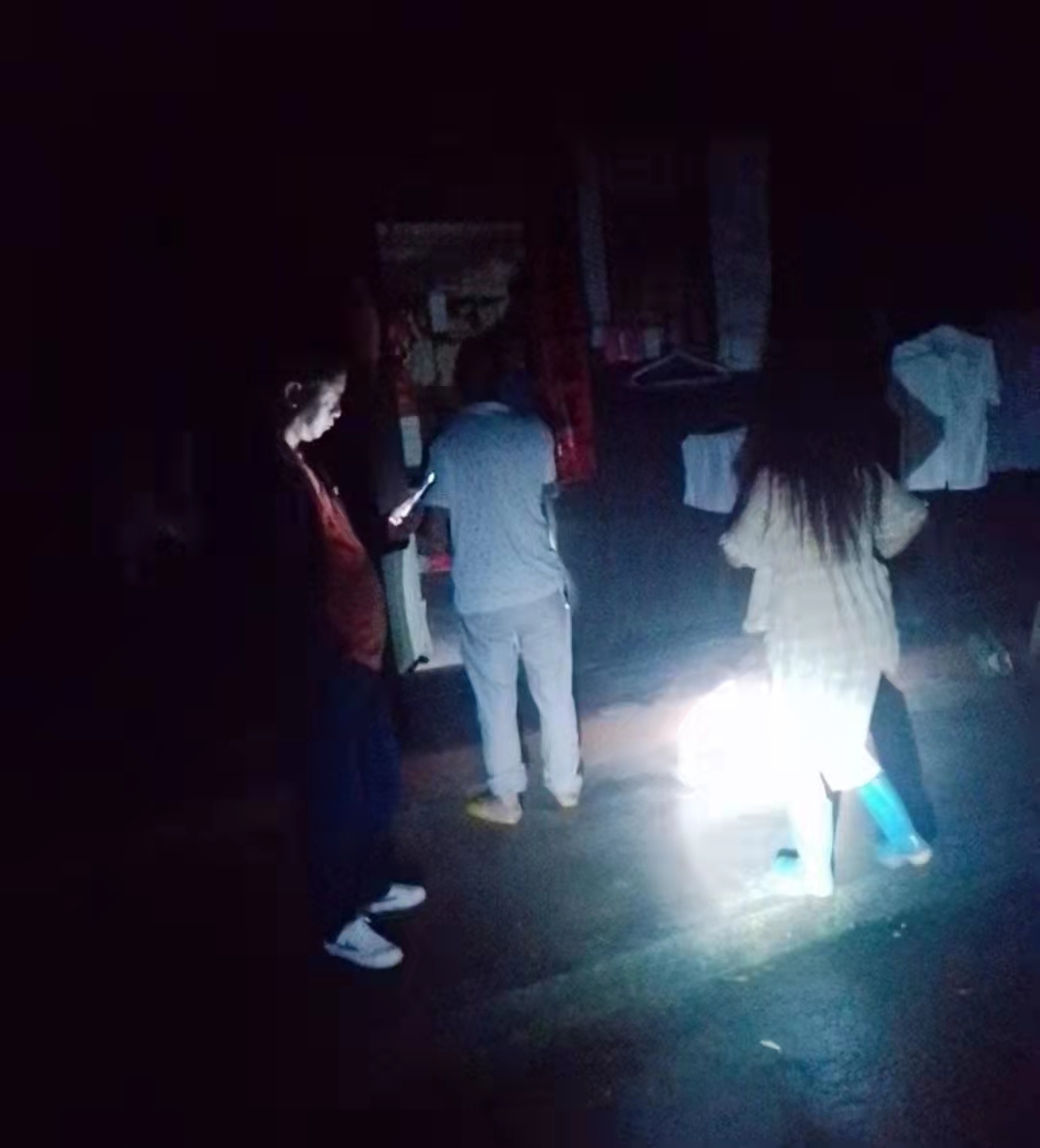 迎战强降雨 合力保安澜|铜湾镇：通宵巡查保平安