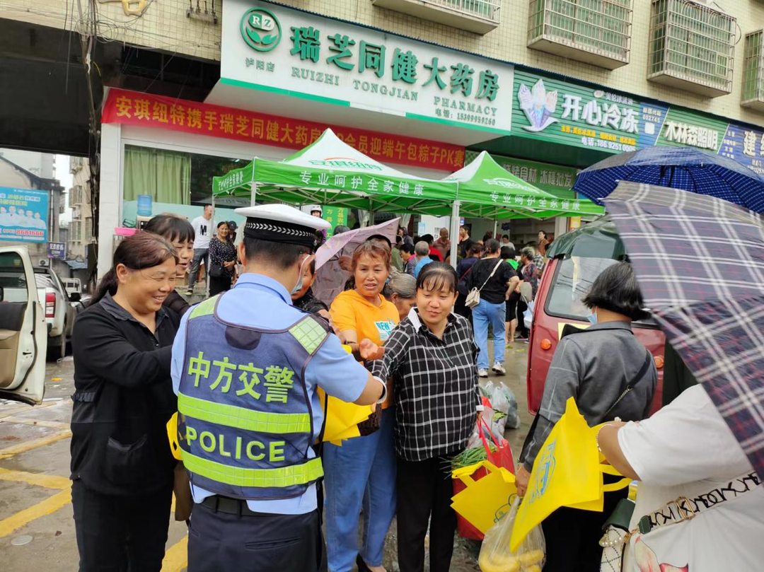 中方交警赶集日开展道路交通安全宣传活动