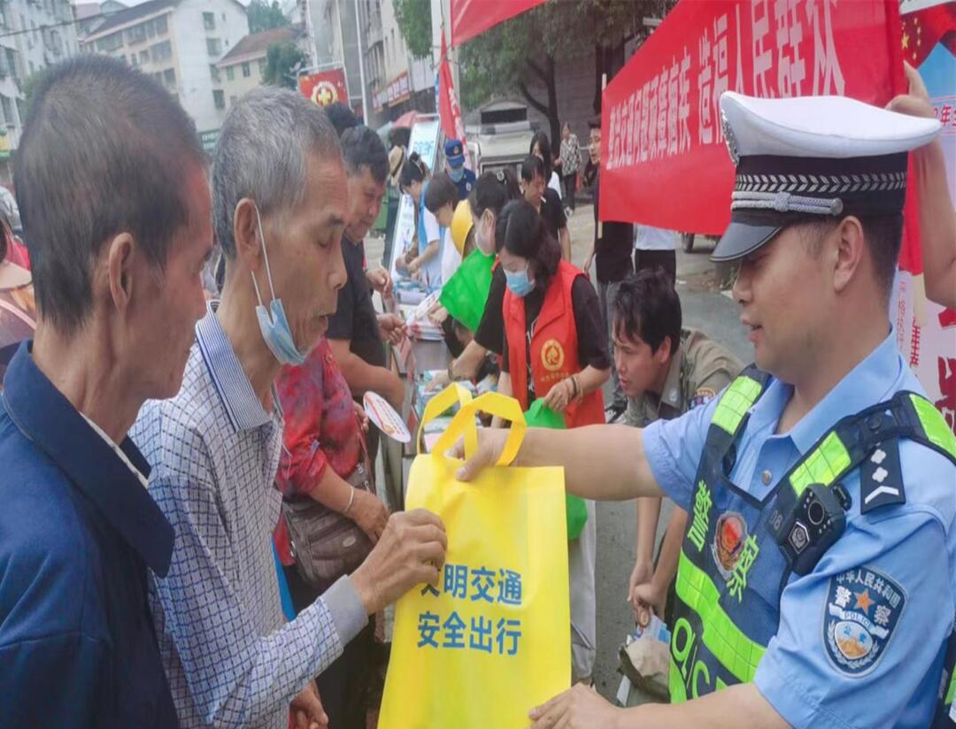 中方交警深入新建镇开展“安全生产月”宣传活动