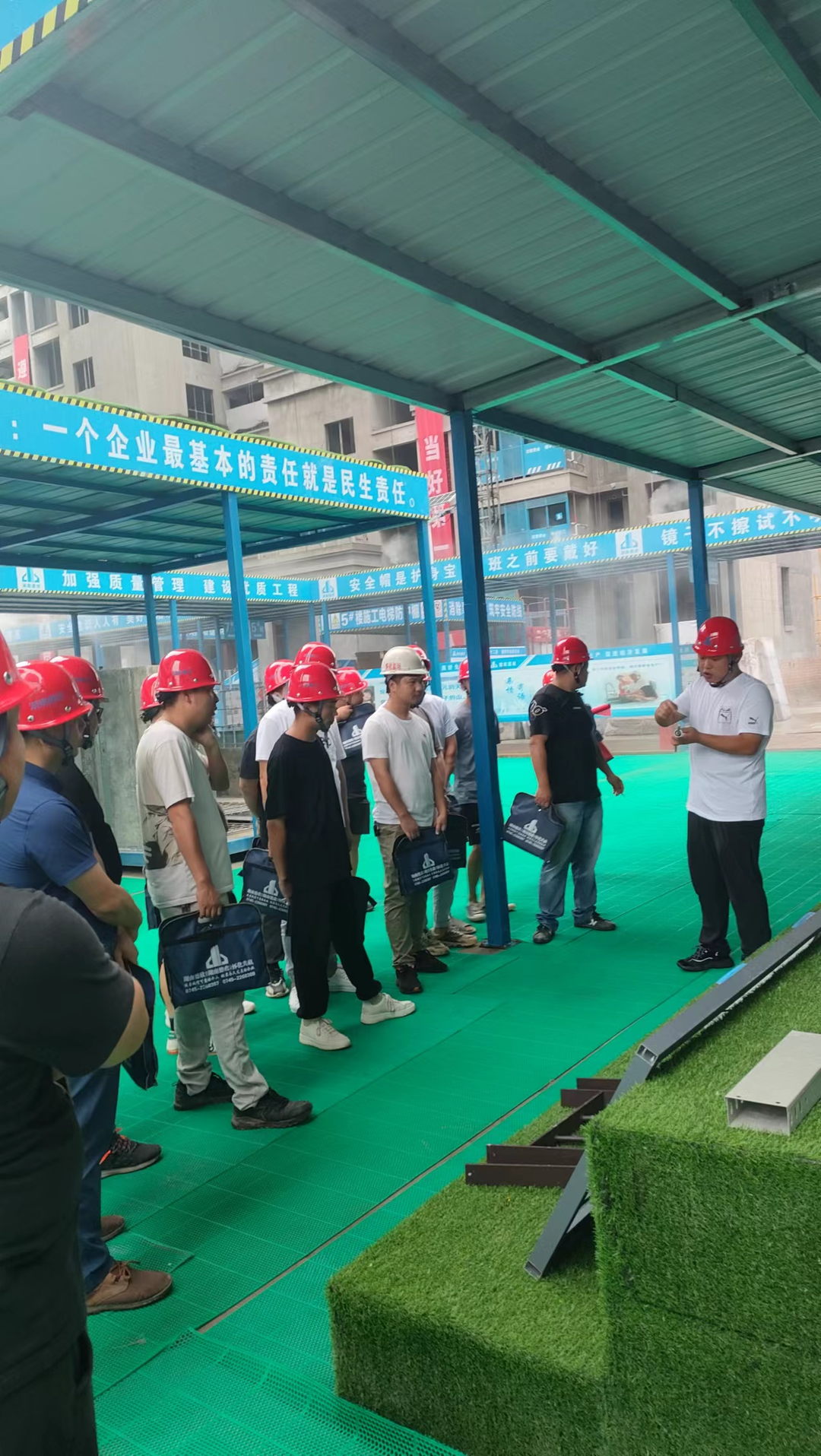 县住建局：积极组织参加质量安全标准化观摩活动